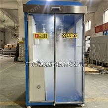 入场人员通过雾化消毒设备进行强制消毒舱